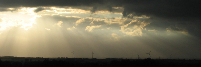 Windmühlen unter Gewitterwolken