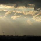 Windmühlen unter Gewitterwolken