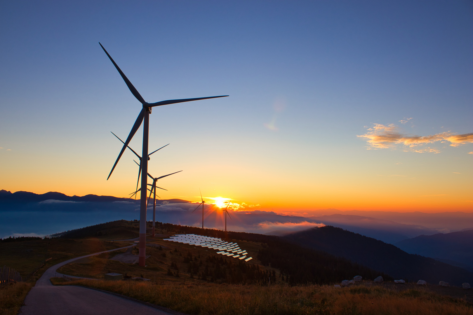 Windpark Tauernwind in der Steiermark zum Sonnenaufgang