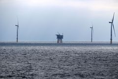 Windpark vor Hamburg auf der Nirdsee