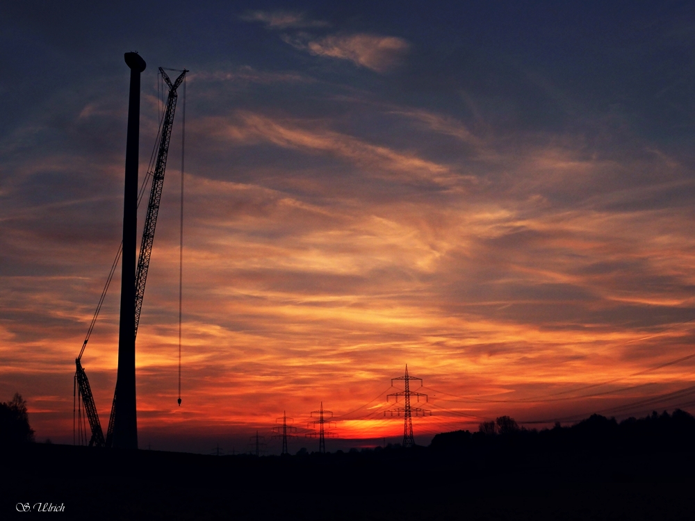 Windrad-Baustelle bei Abendrot 