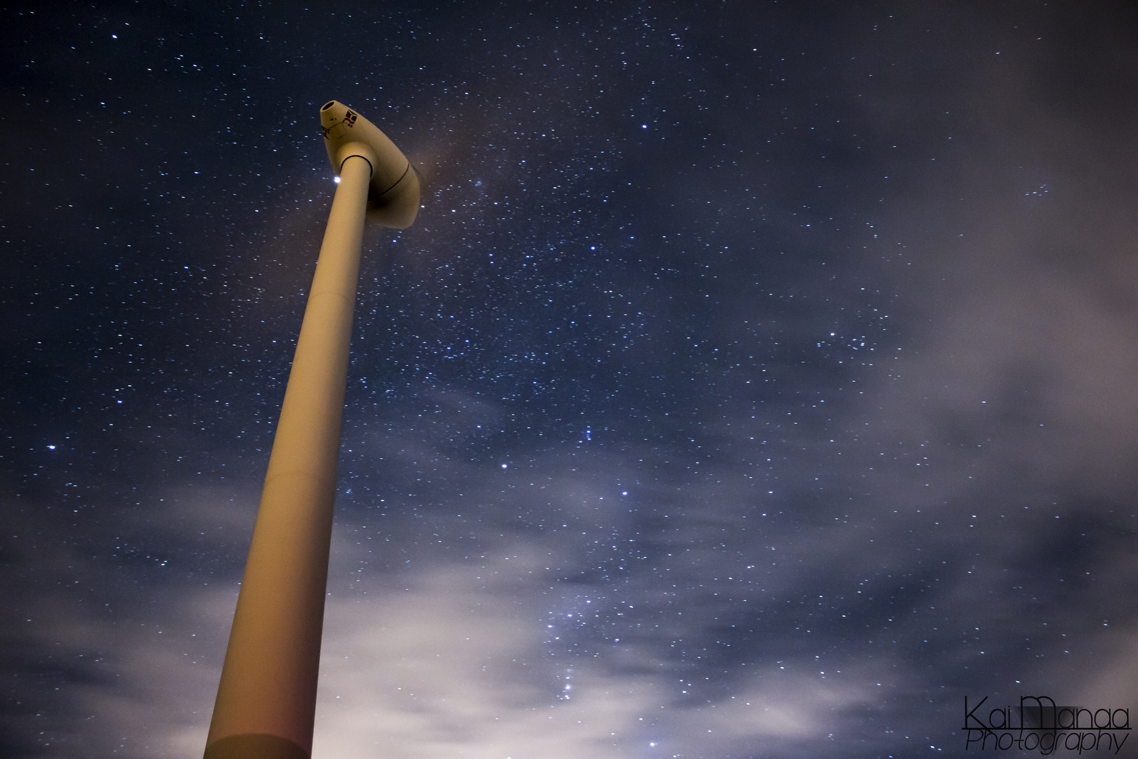 Windrad bei Nacht.