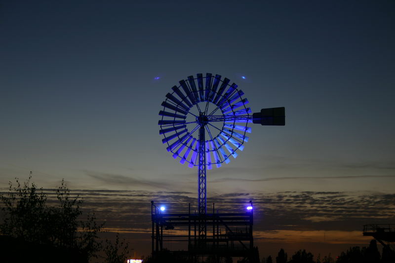 Windrad bei Nacht und ohne Wind.