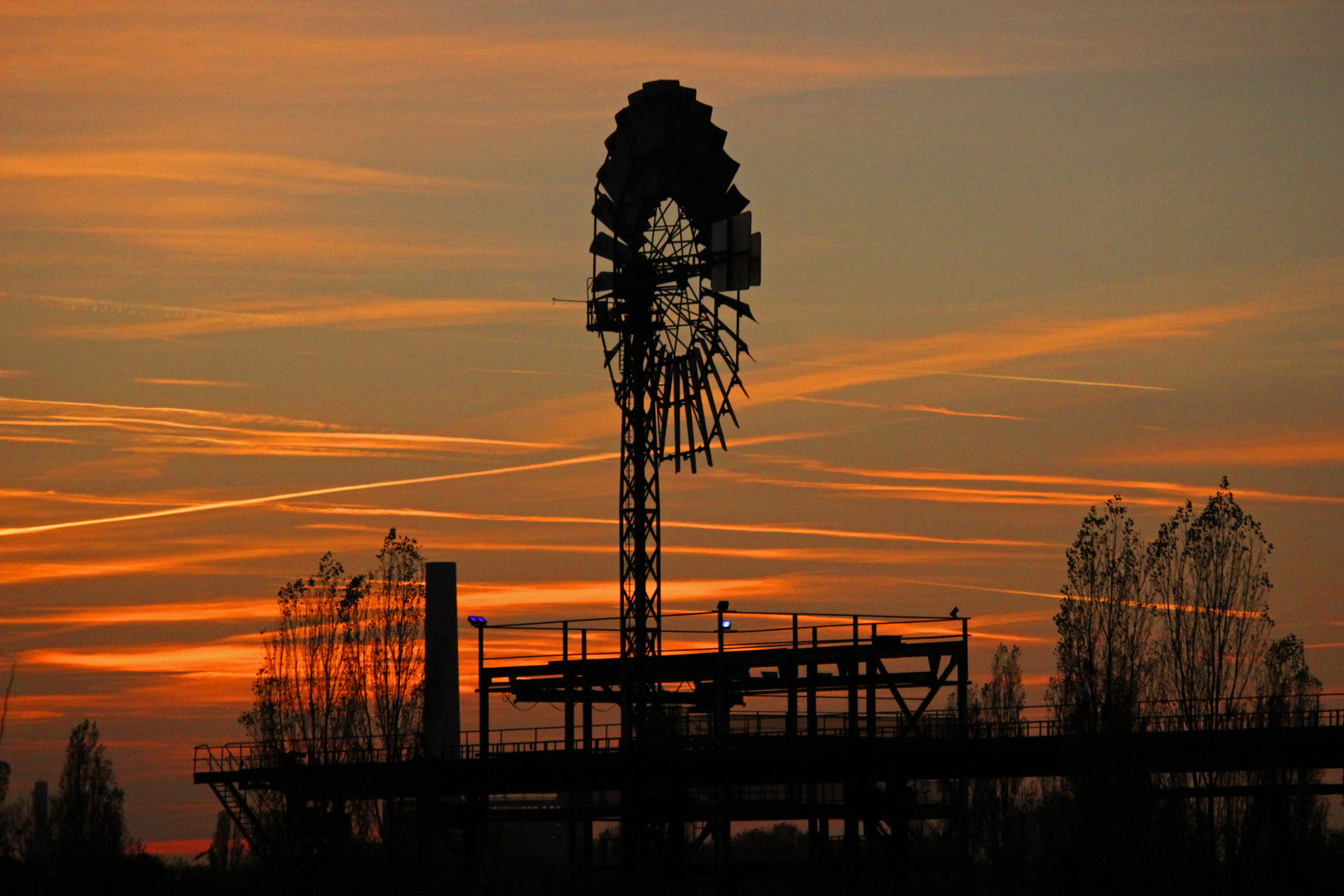 Windrad bei Sonnenuntergang