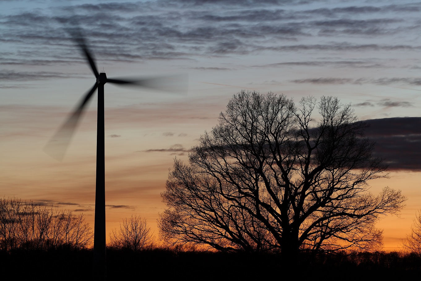 Windrad bei Sonnenuntergang