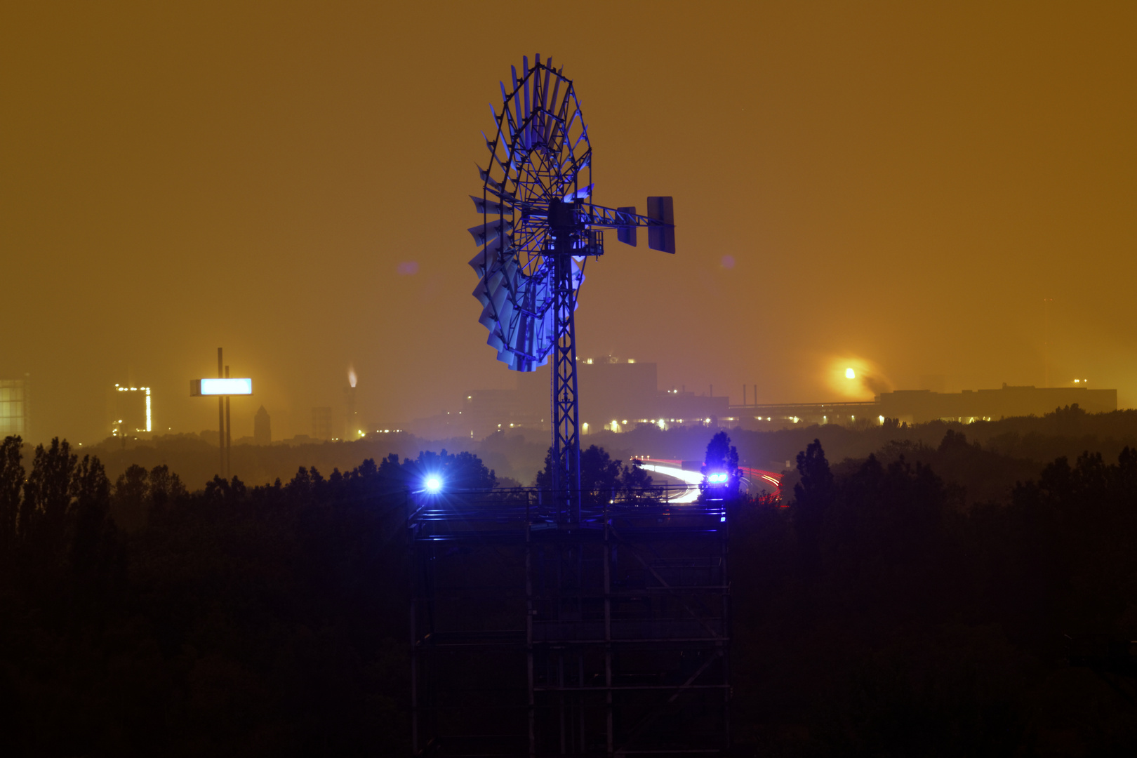 Windrad des Landschaftspark Duisburg bei Nacht