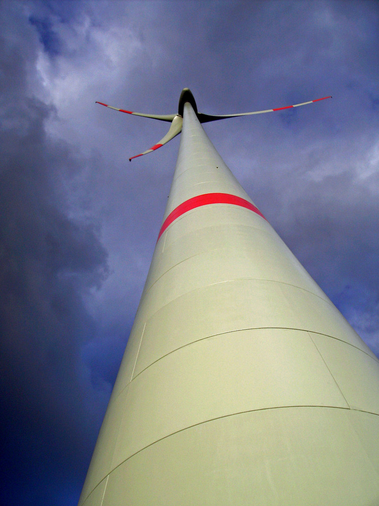 Windrad fast in den Wolken