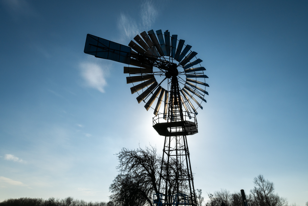 Windrad im Gegenlicht