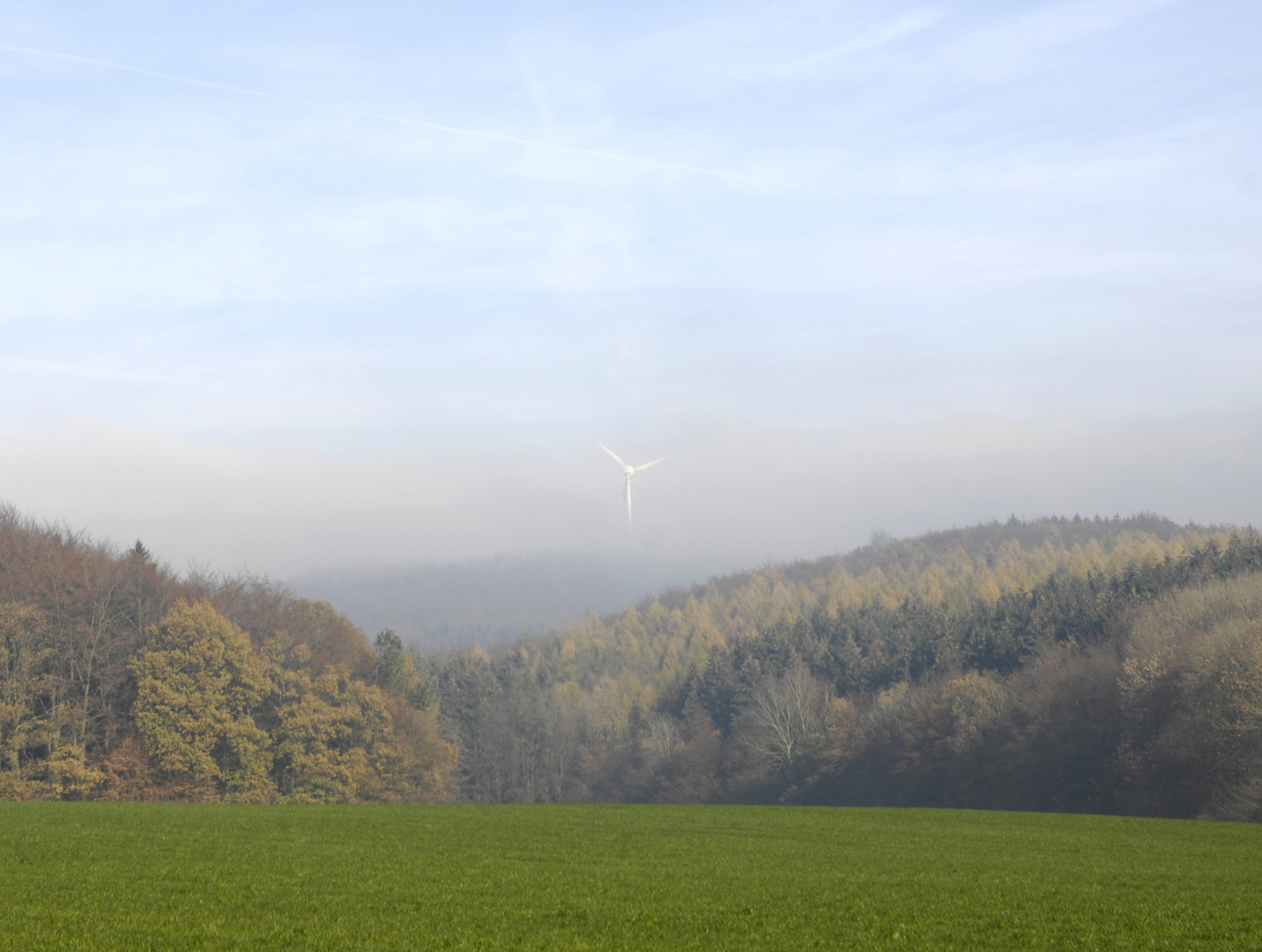 Windrad im Herbstnebel