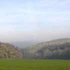 Windrad im Herbstnebel