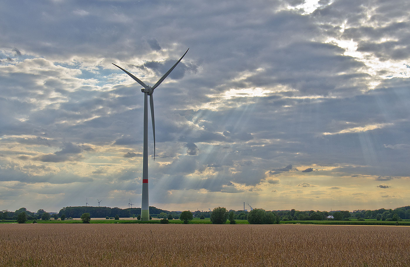 Windrad-im-Licht-der-untergehenden-Sonne