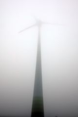 Windrad im Nebel