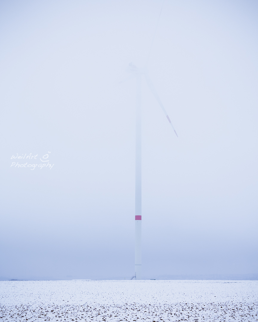 Windrad im Nebel