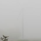 Windrad im Nebel