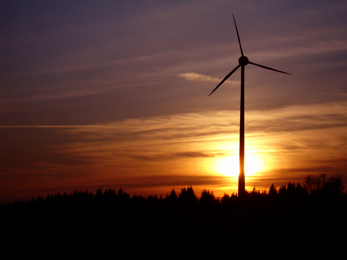 Windrad im Sonnenuntergang