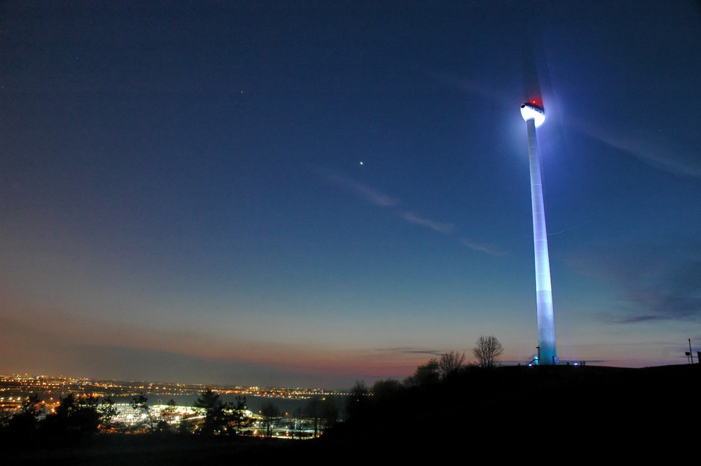 WINDRAD IN MÜNCHEN BEI NACHT