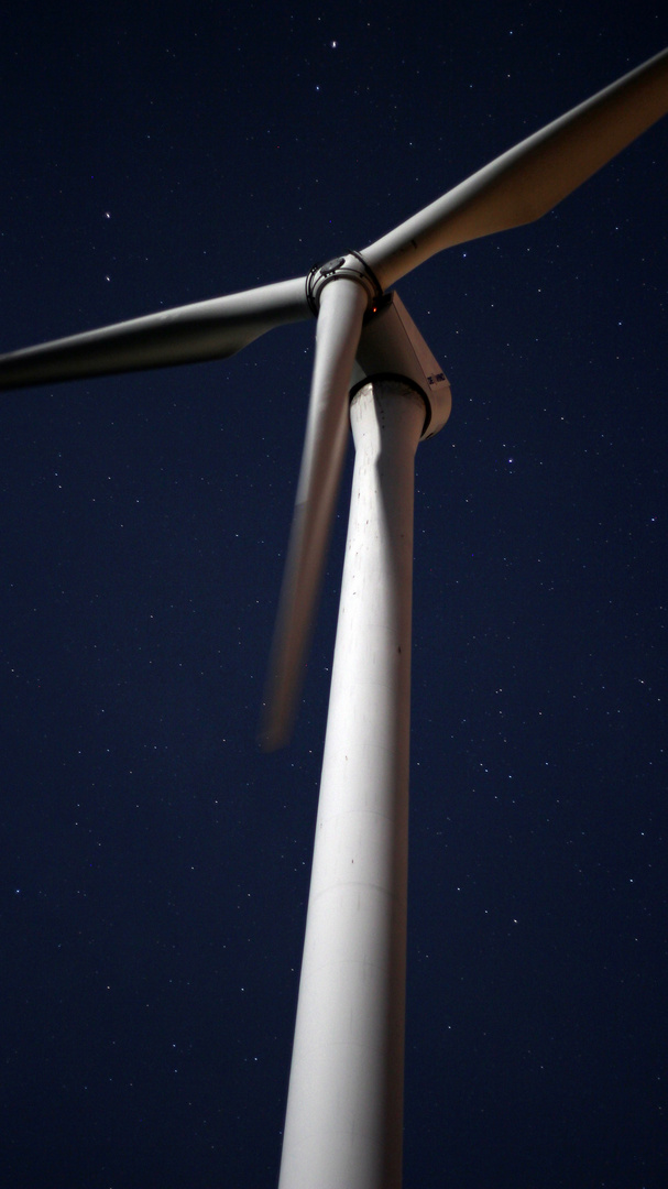 Windrad in Peiting. Nachtaufnahme