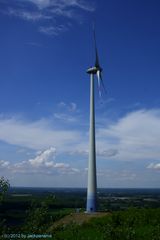 Windrad in Schalke-Optik und niedliche Rundvordäche auf der Halde in Oberscholven