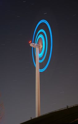 Windrad mit Lichtinstallation