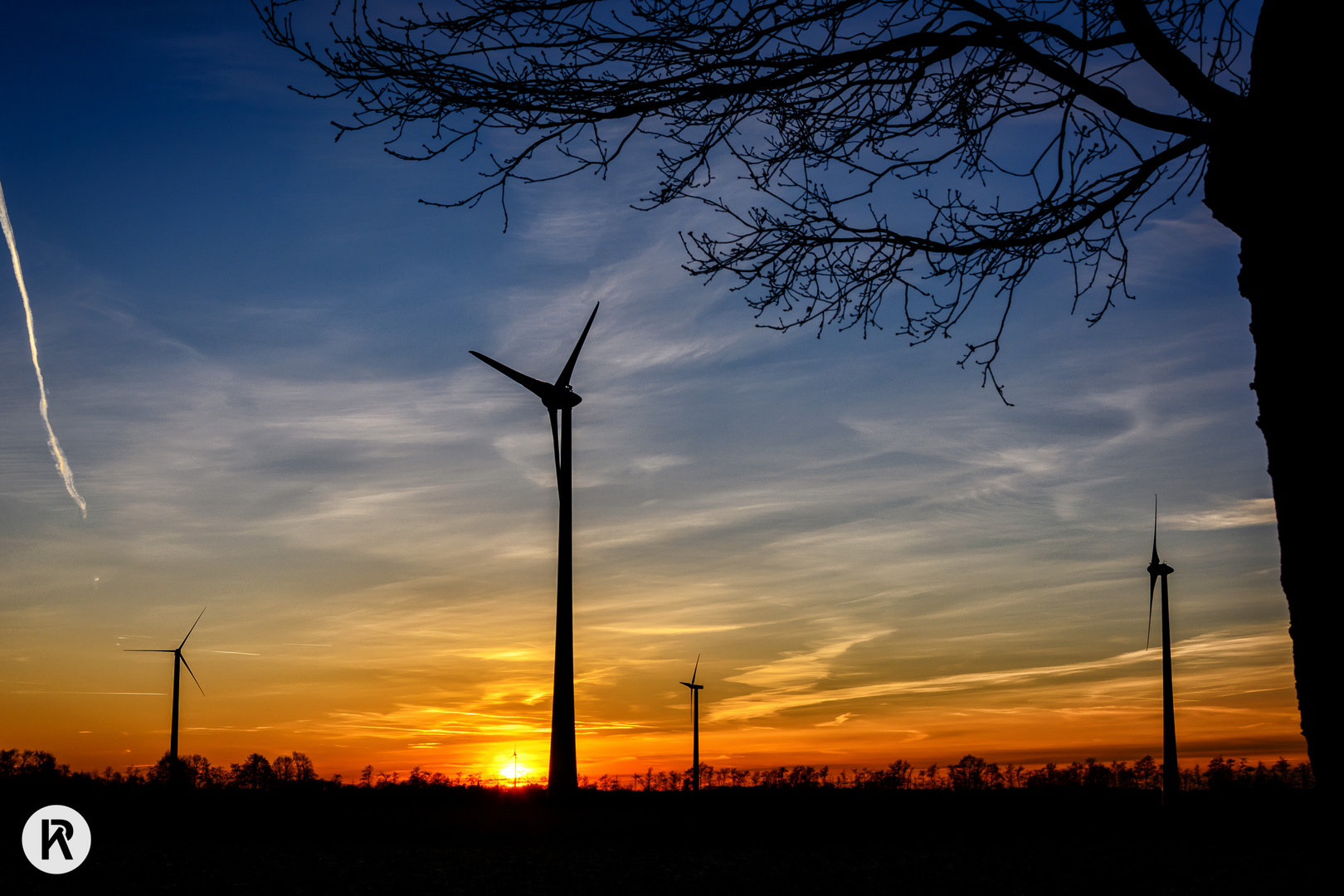 Windrad-Silhouette bei Sonnenuntergang im Winter