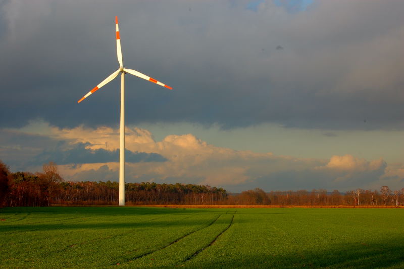 Windrad vor dem Sturm