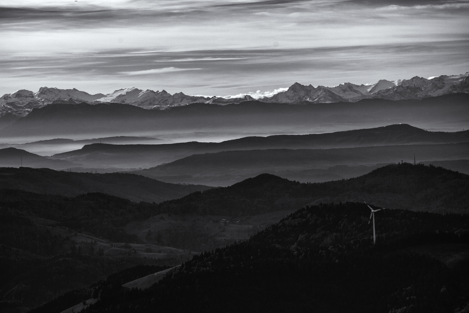 Windrad vor den Alpen