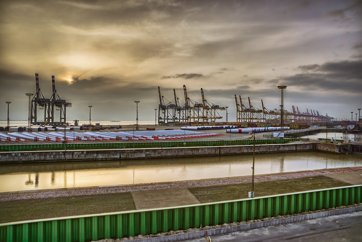 Windradflügel im Containerterminal