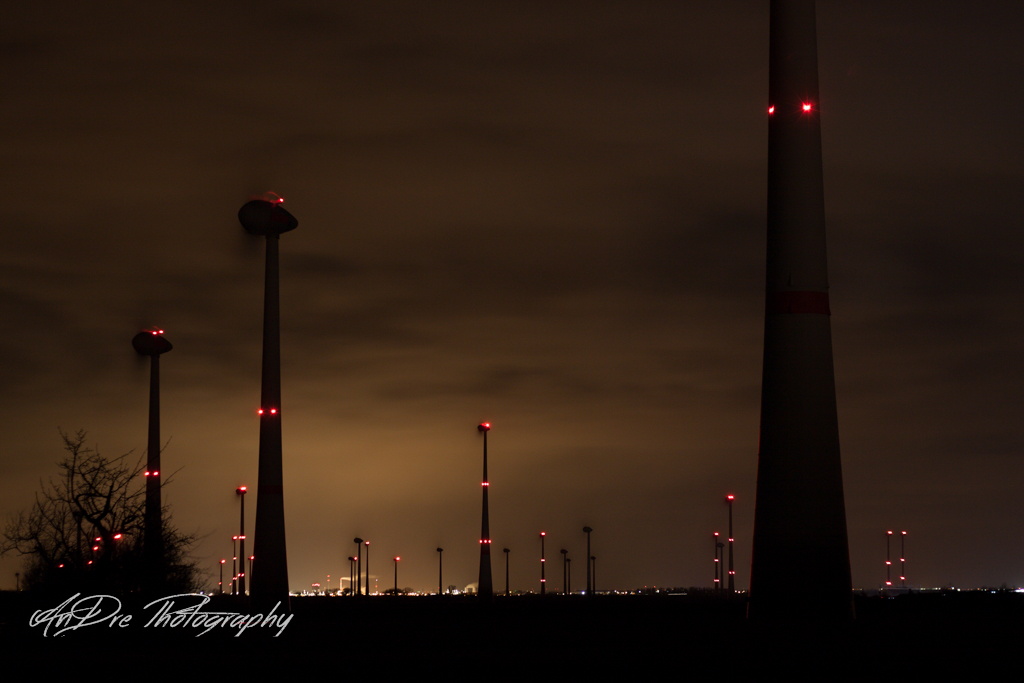 Windräder bei Nacht