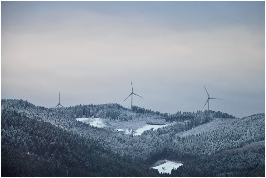 Windräder bei Winterdämmerung