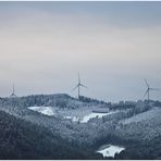 Windräder bei Winterdämmerung