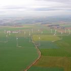 Windräder für grünen Strom auf den Feldern