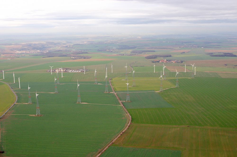 Windräder für grünen Strom auf den Feldern