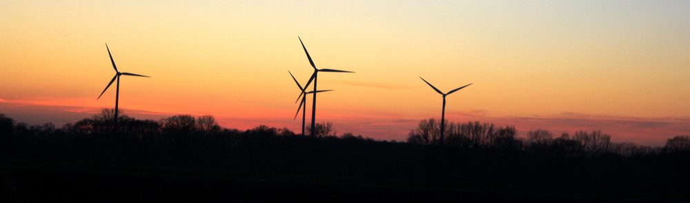 Windräder im Himmelsfeuer