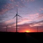 Windräder im Licht der untergehenden Sonne