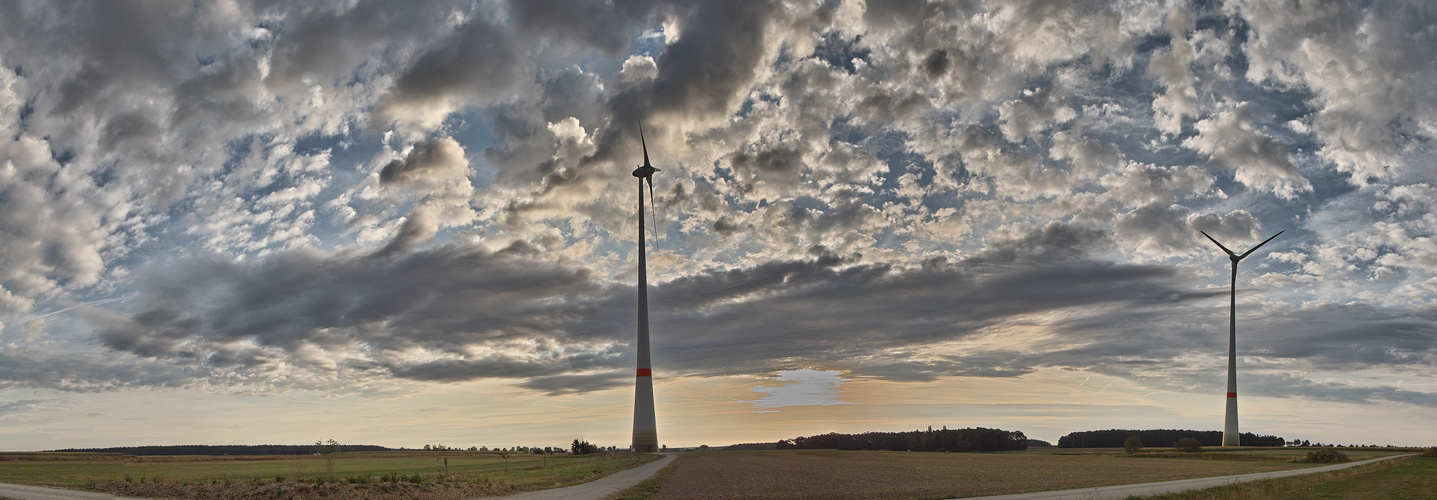 Windräder im Morgengrauen