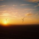 Windräder im Morgennebel 