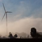 Windräder im Nebel