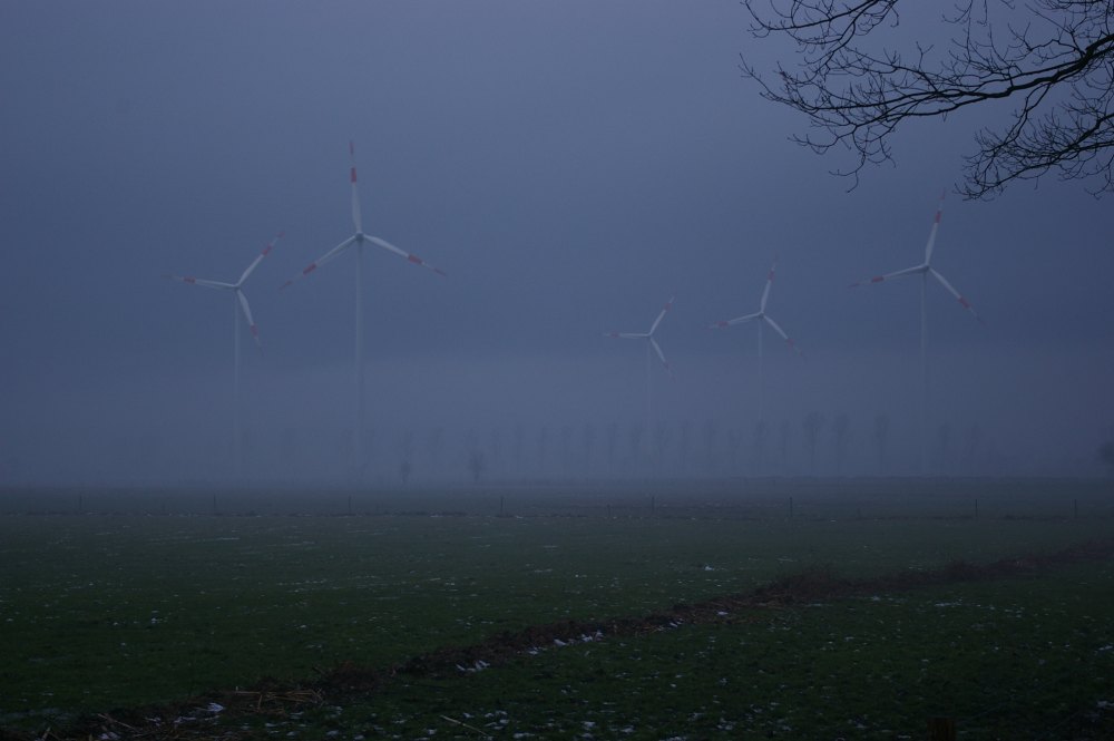 Windräder im Nebel