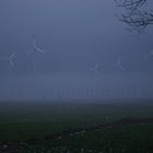 Windräder im Nebel