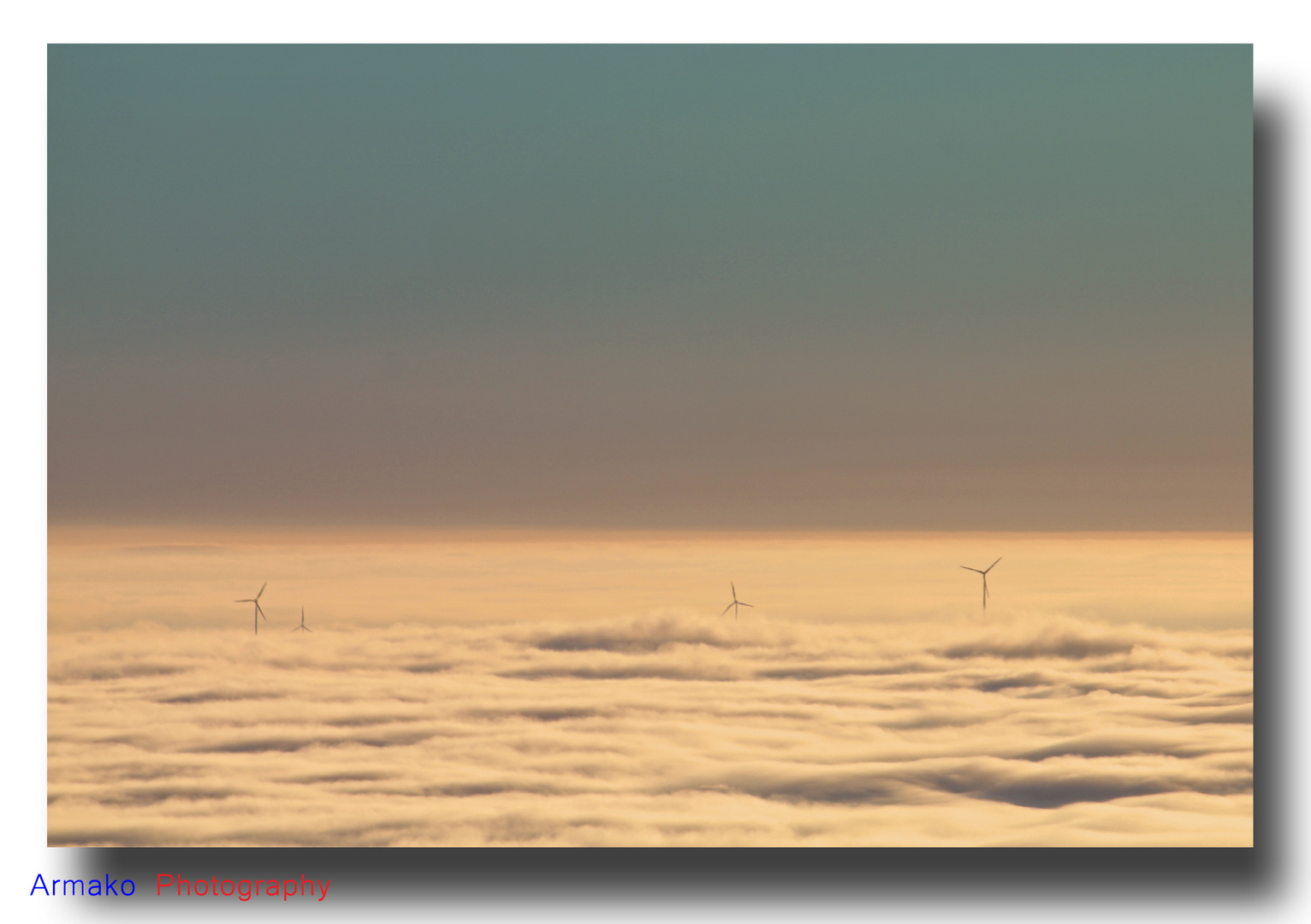 Windräder im Nebel