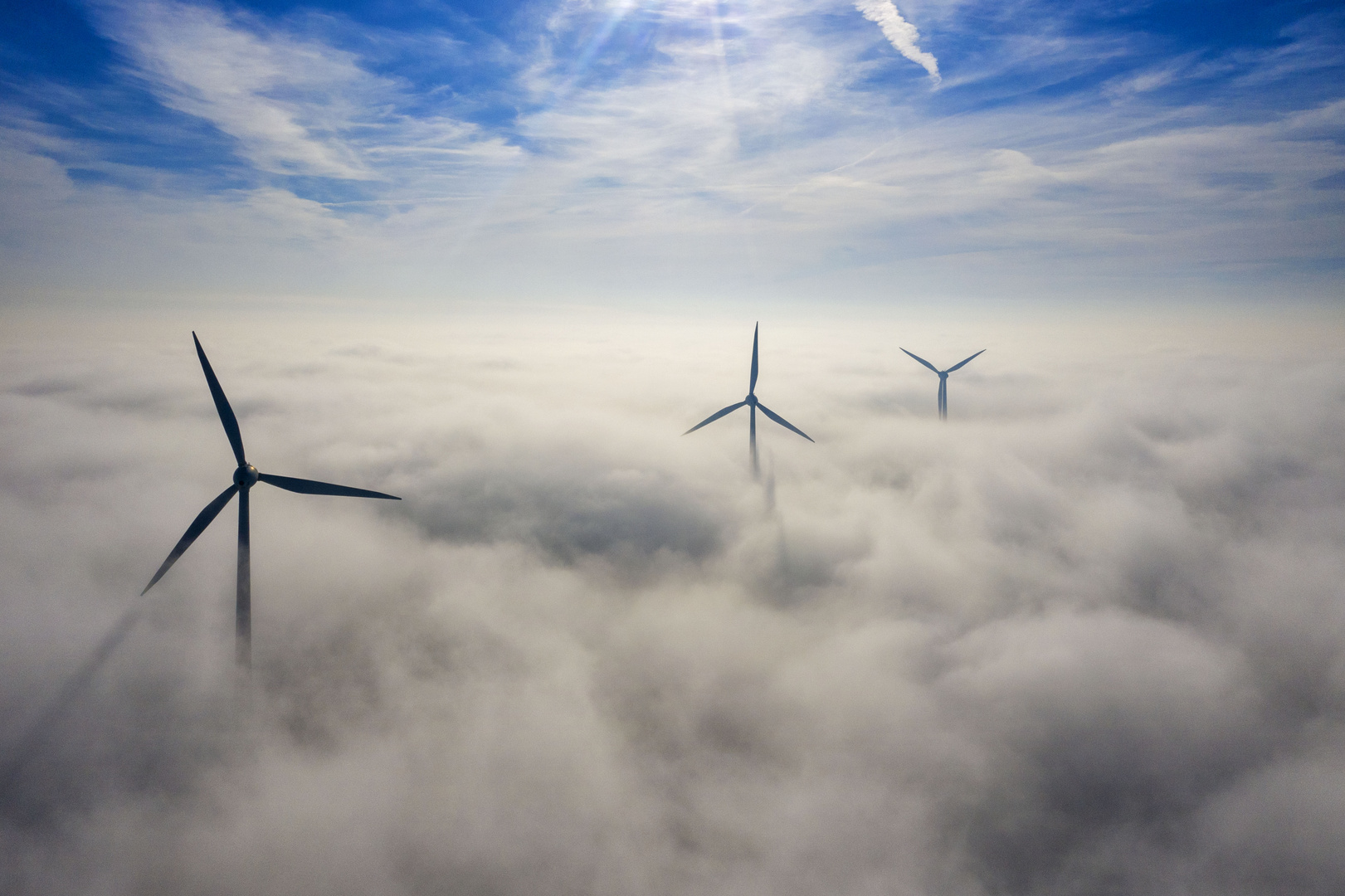 Windräder im Nebel