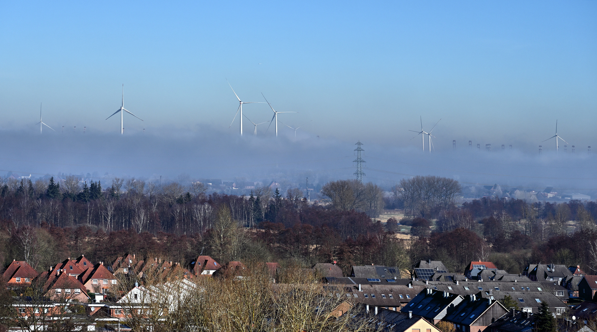 Windräder im Nebel