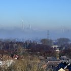 Windräder im Nebel