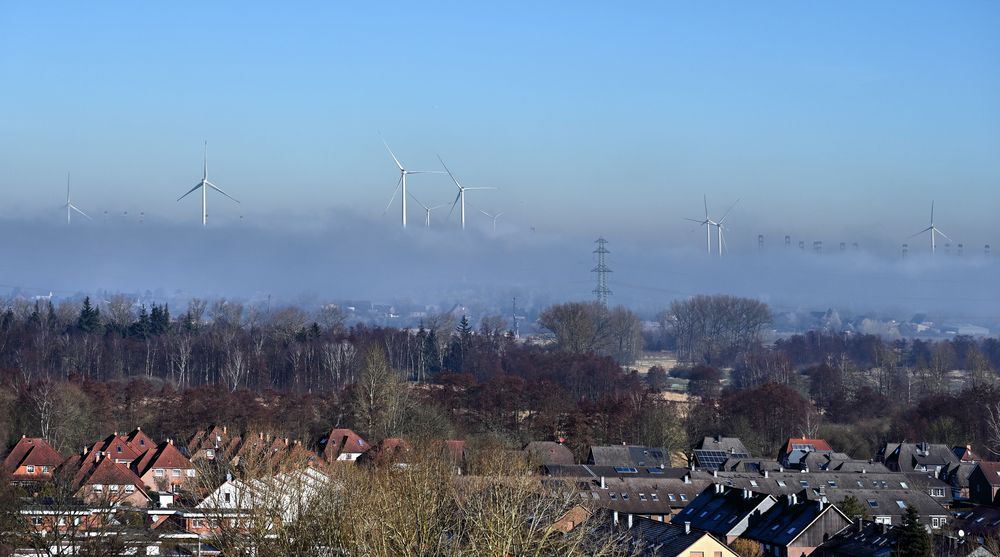 Windräder im Nebel