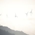 Windräder im Nebel in der Strasse von Gibraltar