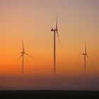 Windräder im Sonnenaufgang