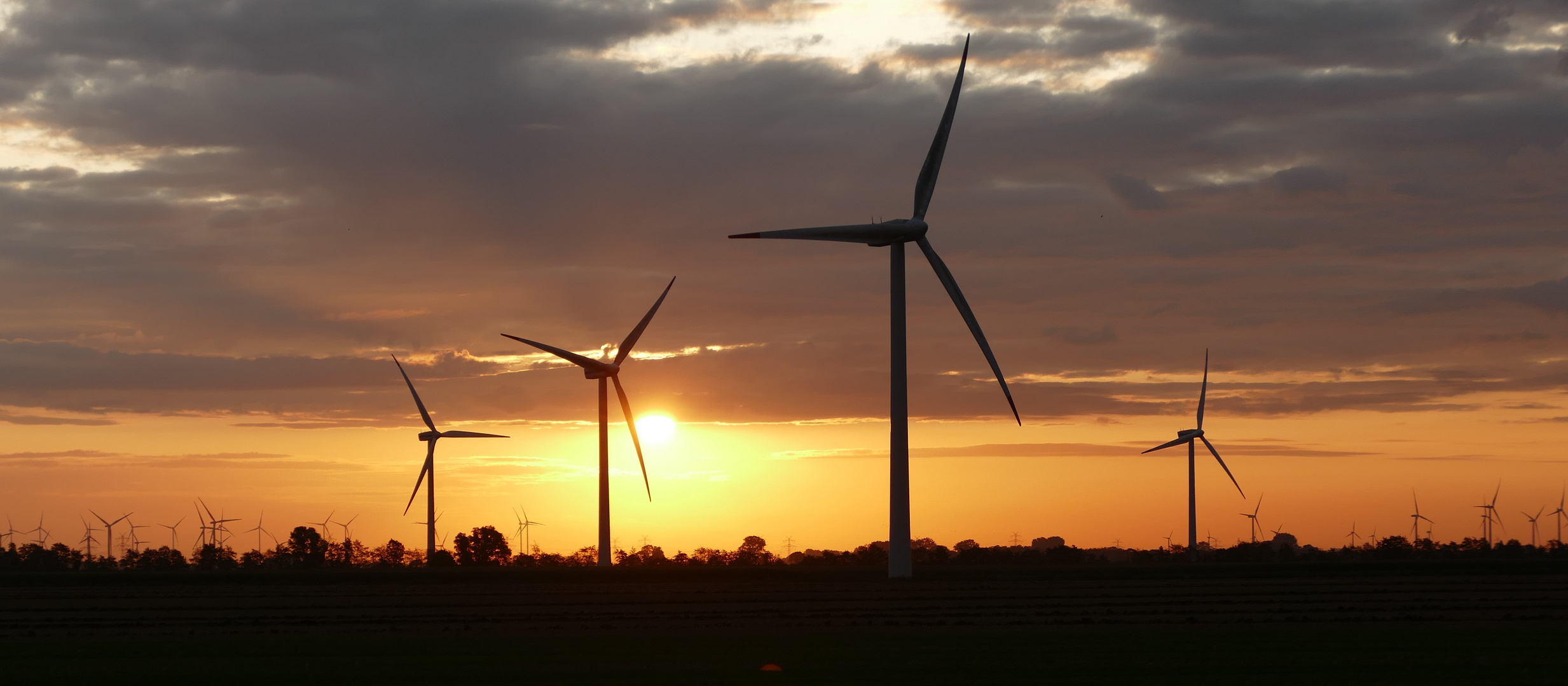 Windräder im Sonnenaufgang