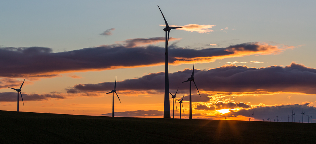 Windräder im Sonnenaufgang