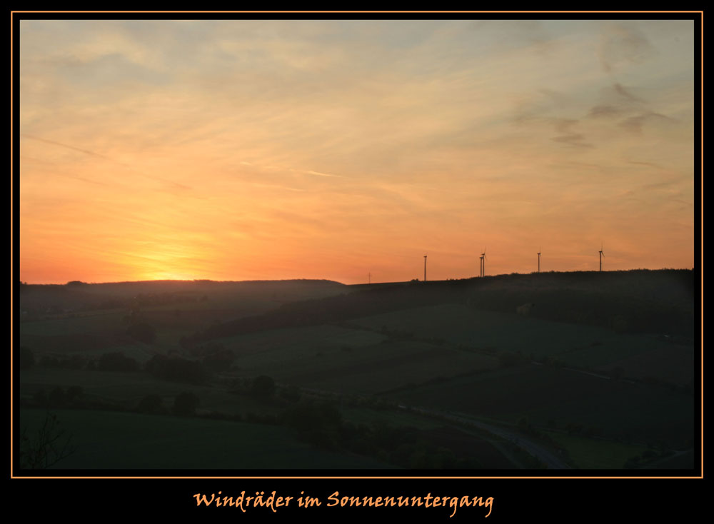 Windräder im Sonnenuntergang