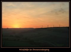 Windräder im Sonnenuntergang